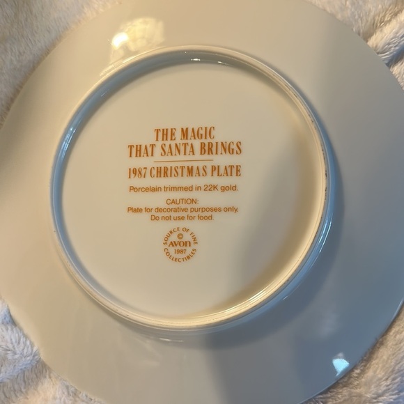 1987 Avon Collectible Christmas Plate “That Magic Christmas Brings” - Picture 2 of 4